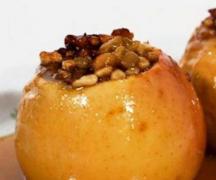 How to bake an apple in the microwave, slow cooker or oven for babies