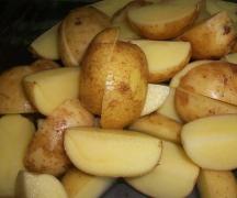 We bake hearty potatoes in a rustic style in the oven (3 simple recipes)
